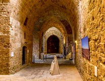 Внутренний взгляд музея замка Paphos на первом этаже с несколько экспонаты Стоковые Фотографии RF Внутренний взгляд музея замка Paphos на первом этаже с несколько экспонаты Стоковые Фотографии RF