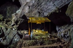 Внутри пещеры Pukham или Poukham в Vang Vieng, Лаос стоковое изображение rf Внутри пещеры Pukham или Poukham в Vang Vieng, Лаос стоковое изображение rf