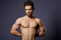 Внушительный спортсмен показывая его musculars abdorminal стоковые изображения rf Внушительный спортсмен показывая его musculars abdorminal стоковые изображения rf