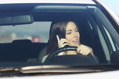 Водитель управляя автомобилем отвлеченным на телефоне стоковое изображение rf Водитель управляя автомобилем отвлеченным на телефоне стоковое изображение rf