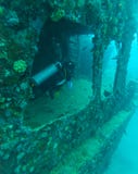 Водолаз кораблекрушением и аквалангом, Мальдивы стоковые фото Водолаз кораблекрушением и аквалангом, Мальдивы стоковые фото
