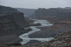 водопад Исландии dettifoss Река и утесы Гора в предпосылке стоковые фото водопад Исландии dettifoss Река и утесы Гора в предпосылке стоковые фото
