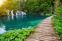 Водопады и тропа в национальном парке Plitvice, Хорватия Водопады и тропа в национальном парке Plitvice, Хорватия