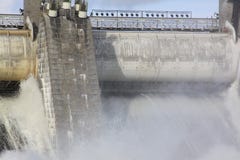 Водосброс на гидроэлектрической запруде электростанции в Imatra стоковое фото rf Водосброс на гидроэлектрической запруде электростанции в Imatra стоковое фото rf