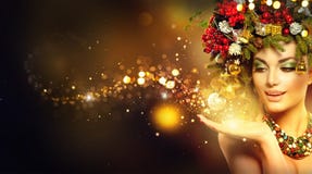 Волшебство рождества Модель красоты над предпосылкой запачканной праздником стоковое фото rf Волшебство рождества Модель красоты над предпосылкой запачканной праздником стоковое фото rf
