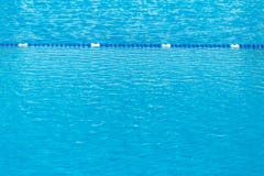 Вода бассейна с голубой отметкой майны стоковое изображение rf Вода бассейна с голубой отметкой майны стоковое изображение rf