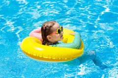 вода заплывания спорта бассеина ребенка Заплыв детей Игра воды Стоковая Фотография вода заплывания спорта бассеина ребенка Заплыв детей Игра воды Стоковая Фотография