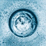 Вода и тензид идя вниз с раковины стоковая фотография Вода и тензид идя вниз с раковины стоковая фотография
