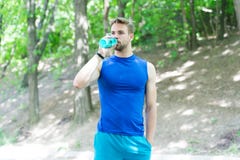 Вода имеет главную роль в спорт Испытывающий жажду спортсмен выпивая чистую воду на горячий летний день Спортсмен пригонки имея стоковое изображение Вода имеет главную роль в спорт Испытывающий жажду спортсмен выпивая чистую воду на горячий летний день Спортсмен пригонки имея стоковое изображение