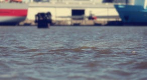 вода таза гавани с квартирой развевает и грузит на доке - солнечном винтажном светлом настроении - перемещение и морская концепци стоковая фотография вода таза гавани с квартирой развевает и грузит на доке - солнечном винтажном светлом настроении - перемещение и морская концепци стоковая фотография