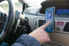Водитель используя приложение смартфона для того чтобы оплатить для парковать стоковое фото rf Водитель используя приложение смартфона для того чтобы оплатить для парковать стоковое фото rf