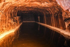 Водный бассейн внутри солевого рудника Khewra стоковые фото Водный бассейн внутри солевого рудника Khewra стоковые фото