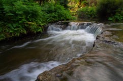 Водный бассейн природы заводи керосина горячий с водопадом стоковая фотография rf Водный бассейн природы заводи керосина горячий с водопадом стоковая фотография rf