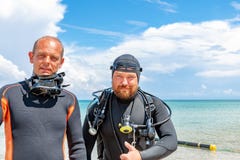 Водолазы акваланга в костюме для нырять имеющ потеху стоковое фото Водолазы акваланга в костюме для нырять имеющ потеху стоковое фото