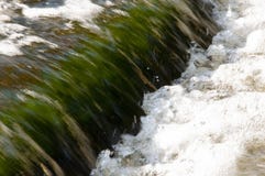 Водопады в лете Ясность и свежая вода падают вниз Подкраски зеленого и белого Fotography сделало с длинной врем-выдержкой стоковое изображение rf Водопады в лете Ясность и свежая вода падают вниз Подкраски зеленого и белого Fotography сделало с длинной врем-выдержкой стоковое изображение rf