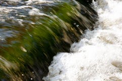 Водопады в лете Ясность и свежая вода падают вниз Подкраски зеленого и белого Fotography сделало с длинной врем-выдержкой стоковое фото Водопады в лете Ясность и свежая вода падают вниз Подкраски зеленого и белого Fotography сделало с длинной врем-выдержкой стоковое фото