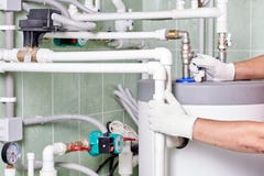 Водопроводчик делая работы обслуживания для воды и систем отопления стоковое изображение rf Водопроводчик делая работы обслуживания для воды и систем отопления стоковое изображение rf