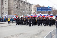 Военная аркада с большое количество музыкантов в черном парадном костюме с латунными аппаратурами и русскими флагами во время пар стоковое фото rf Военная аркада с большое количество музыкантов в черном парадном костюме с латунными аппаратурами и русскими флагами во время пар стоковое фото rf