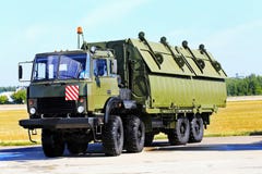 Военное транспортное средство с телом рамки и коробки металла иллюстрация вектора Военное транспортное средство с телом рамки и коробки металла иллюстрация вектора