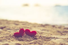 Возлюбленн на пляже песка под заходом солнца и теплым светом абстрактное лето влюбленности предпосылки на пляже Винтажный цвет стоковое изображение Возлюбленн на пляже песка под заходом солнца и теплым светом абстрактное лето влюбленности предпосылки на пляже Винтажный цвет стоковое изображение