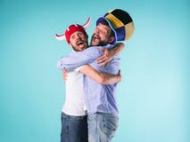 2 возбужденных мужских друз празднуют наблюдая спорт стоковые фото 2 возбужденных мужских друз празднуют наблюдая спорт стоковые фото