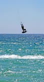 воздух как летание высокое его ударяет kitesurfer змея серьезное некоторый ветер Стоковая Фотография воздух как летание высокое его ударяет kitesurfer змея серьезное некоторый ветер Стоковая Фотография