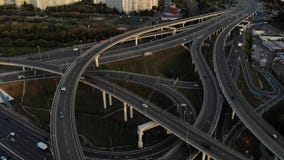 Воздушный взгляд трутня дороги соединения шоссе многоуровневой с двигая автомобилями на заходе солнца Автомобили двигают дальше м акции видеоматериалы Воздушный взгляд трутня дороги соединения шоссе многоуровневой с двигая автомобилями на заходе солнца Автомобили двигают дальше м акции видеоматериалы