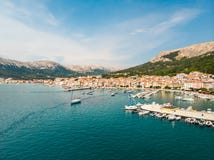 Воздушный панорамный взгляд городка Baska, популярного touristic назначения на острове Krk, Хорватии, Европе Стоковые Изображения RF Воздушный панорамный взгляд городка Baska, популярного touristic назначения на острове Krk, Хорватии, Европе Стоковые Изображения RF