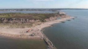 Воздушный передний отснятый видеоматериал схемы реставрационных работ Groyne головы Hengistbury длинной Воздушный передний отснятый видеоматериал схемы реставрационных работ Groyne головы Hengistbury длинной