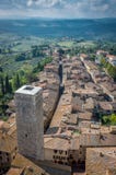 Воздушный широкоформатный взгляд исторического города San Gimignano с тосканской сельской местностью, Тосканой, Италией стоковые изображения Воздушный широкоформатный взгляд исторического города San Gimignano с тосканской сельской местностью, Тосканой, Италией стоковые изображения
