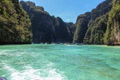 Волны быстроходного катера в Gulf of Thailand стоковое фото rf Волны быстроходного катера в Gulf of Thailand стоковое фото rf