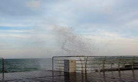 Волны ломая на зачаливании, формируя брызги Волны ломают обваловку моря в шторме стоковые изображения Волны ломая на зачаливании, формируя брызги Волны ломают обваловку моря в шторме стоковые изображения
