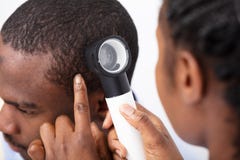 Волос С Dermatoscope доктора Examining Человека стоковые фото Волос С Dermatoscope доктора Examining Человека стоковые фото