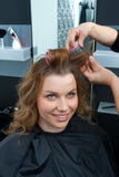 Волосы женщины стилизатора волос завивая в салоне стоковые фото Волосы женщины стилизатора волос завивая в салоне стоковые фото