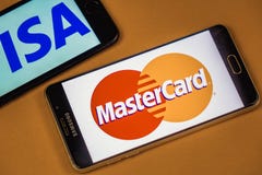 ВОРОНЕЖ, РОССИЯ - 3 могут, 2019: Логотип визы и логотип Mastercard по 2 различным телефонам стоковое фото ВОРОНЕЖ, РОССИЯ - 3 могут, 2019: Логотип визы и логотип Mastercard по 2 различным телефонам стоковое фото