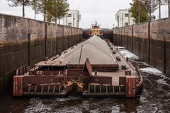 Ворот ` гужа - ` 40 и баржа, Река Волга, область Vologda Российской Федерации 29-ое сентября 2017 Ворот ` гужа - 40 Стоковая Фотография Ворот ` гужа - ` 40 и баржа, Река Волга, область Vologda Российской Федерации 29-ое сентября 2017 Ворот ` гужа - 40 Стоковая Фотография