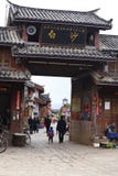 Ворот к деревне Baisha, поселению Naxi Было политическим, экономическим и культурным центром Lijiang до th стоковые фото Ворот к деревне Baisha, поселению Naxi Было политическим, экономическим и культурным центром Lijiang до th стоковые фото