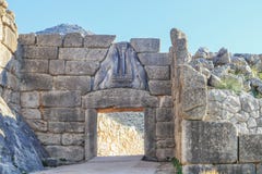 Ворота льва - парадный вход цитадели бронзового века Mycenae в южной Греции со скульптурой сброса 2 львиц стоковые фото Ворота льва - парадный вход цитадели бронзового века Mycenae в южной Греции со скульптурой сброса 2 львиц стоковые фото