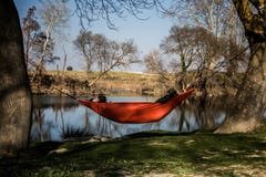 Ворсина в гамаке на крае воды стоковое фото Ворсина в гамаке на крае воды стоковое фото