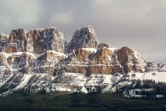 Восточная половина горы замка, Banff, Альберты стоковое фото rf Восточная половина горы замка, Banff, Альберты стоковое фото rf