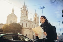 Восхищать изумительный заход солнца в европейском metropola Перемещать в Европу Женское turist перед базиликой da Estrella стоковые фото Восхищать изумительный заход солнца в европейском metropola Перемещать в Европу Женское turist перед базиликой da Estrella стоковые фото