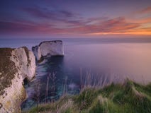 Восход солнца на утесах старого Гарри, Studland, Дорсет, Великобритания стоковые фотографии rf Восход солнца на утесах старого Гарри, Studland, Дорсет, Великобритания стоковые фотографии rf