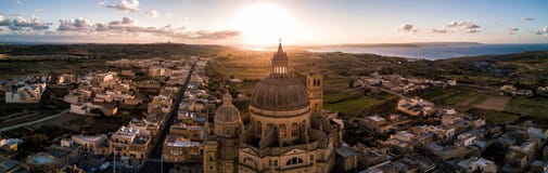 Восход солнца над баптистской церковью St. John gozo malta стоковое изображение rf Восход солнца над баптистской церковью St. John gozo malta стоковое изображение rf
