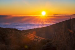 Впечатляющий заход солнца над облаками в национальном парке вулкана Teide стоковые фотографии rf Впечатляющий заход солнца над облаками в национальном парке вулкана Teide стоковые фотографии rf