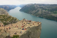 Впечатляющий фьорд и Preikestolen Lysefjord в Норвегии Скандинавии стоковое фото Впечатляющий фьорд и Preikestolen Lysefjord в Норвегии Скандинавии стоковое фото