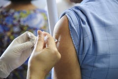 Впрыска иммунизирования вакционная, доктор впрыскивает вакцину к терпеливой руке стоковое фото Впрыска иммунизирования вакционная, доктор впрыскивает вакцину к терпеливой руке стоковое фото