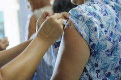 Впрыска иммунизирования вакционная, доктор впрыскивает вакцину к терпеливой руке стоковые фотографии rf Впрыска иммунизирования вакционная, доктор впрыскивает вакцину к терпеливой руке стоковые фотографии rf
