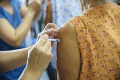 Впрыска иммунизирования вакционная, доктор впрыскивает вакцину к терпеливой руке стоковые изображения Впрыска иммунизирования вакционная, доктор впрыскивает вакцину к терпеливой руке стоковые изображения