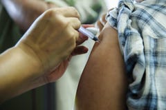 Впрыска иммунизирования вакционная, доктор впрыскивает вакцину для того чтобы patien стоковое фото Впрыска иммунизирования вакционная, доктор впрыскивает вакцину для того чтобы patien стоковое фото