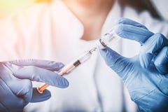 Впрыскивать docto женщины гриппа медицины вакцинирования впрыски вакционное Впрыскивать docto женщины гриппа медицины вакцинирования впрыски вакционное